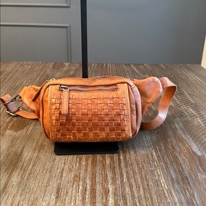 VILENCA HOLLAND WEAVED LEATHER SLING CROSSBODY BAG FANNY PACK